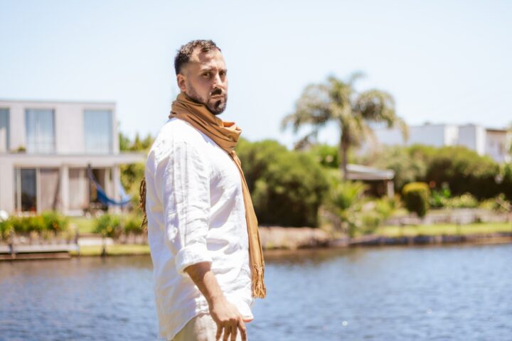 Pele Medina presentó su nuevo single «Laberintos de espejos»